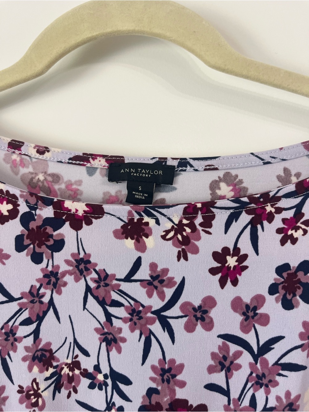 Ann Taylor Work Top Lilac Floral Short Flutter Sleeve Blouse Career Womens Small - Picture 2 of 7